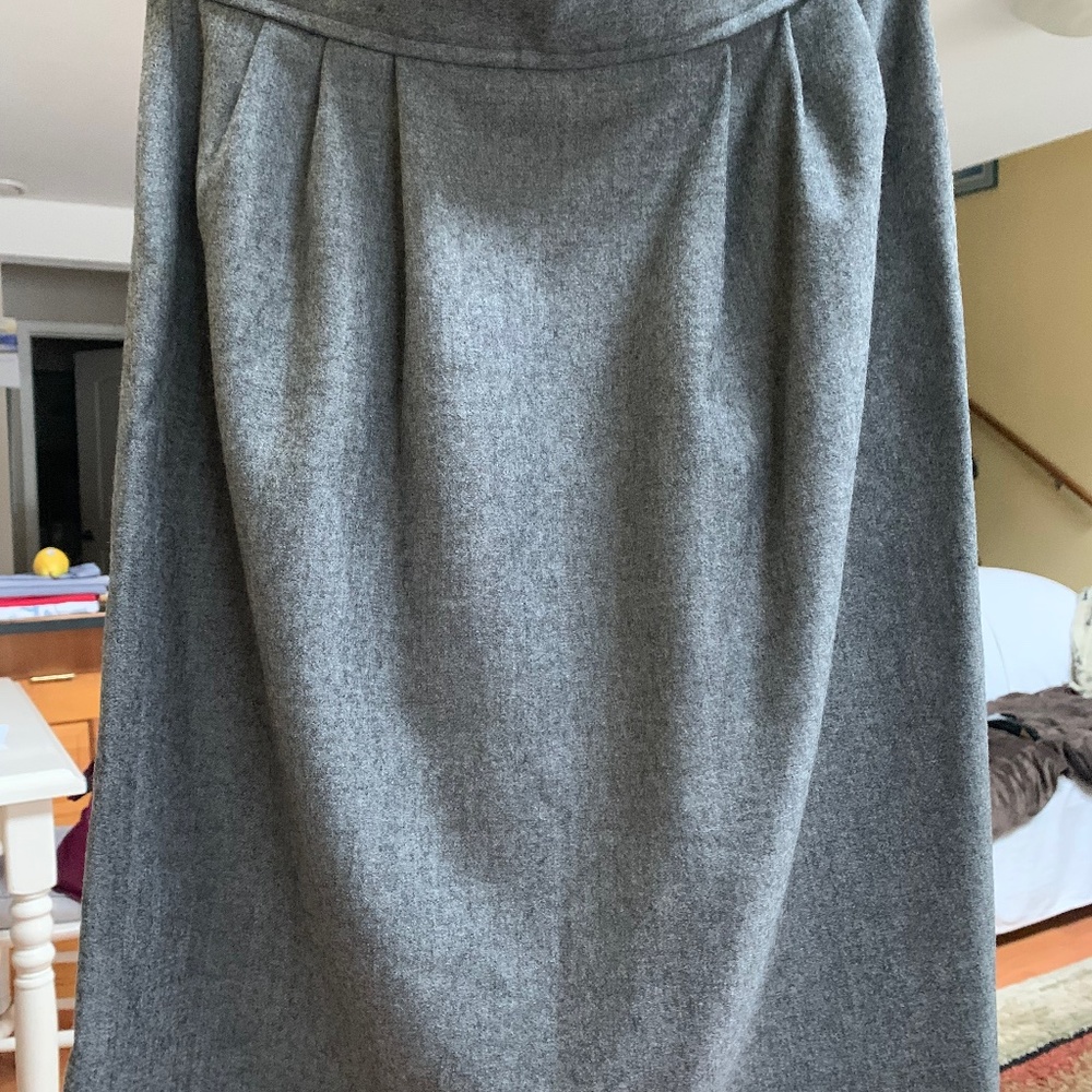 PORTS 2-piece woman’s tailored grey wool suit.